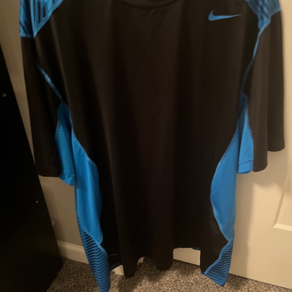 Nike Dri fit mens short.sleeve size XL
